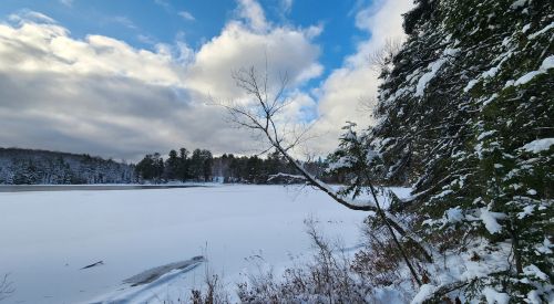vue d'un lac gelé et enneigé